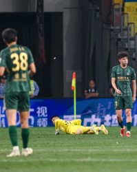 争议？19岁王钰栋提前结束谢场+怒摔水瓶！5场0球后他5次情绪失控